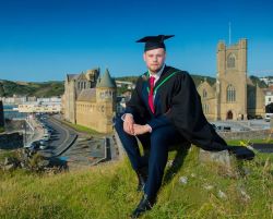 a-male-aberystwyth-university-student-wearing-traditional-cap-and-F67CHH.jpg